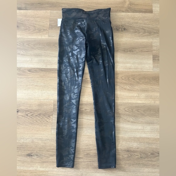 Spanx Look at Me Now Seamless Leggings – Black Camo, Size Small, NWT - Picture 6 of 7